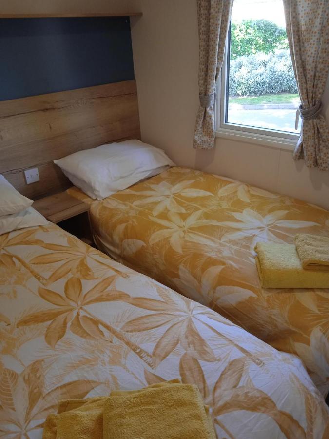 Chalet, Balcony, Bbq, Sleeps 6, Daire Lytchett Minster Dış mekan fotoğraf
